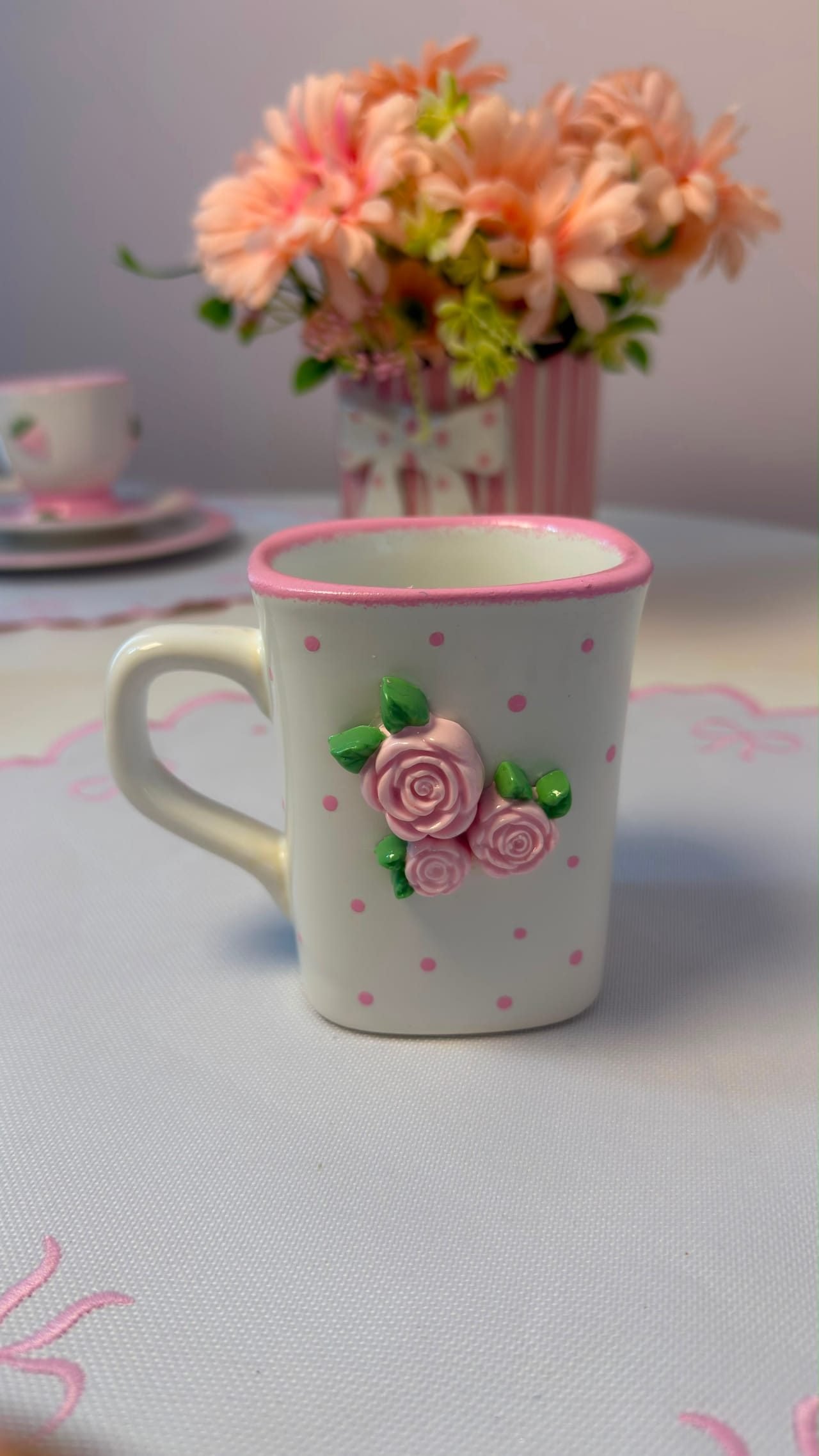 Caneca Decorativa Shabby Chic com Rosas e Poá