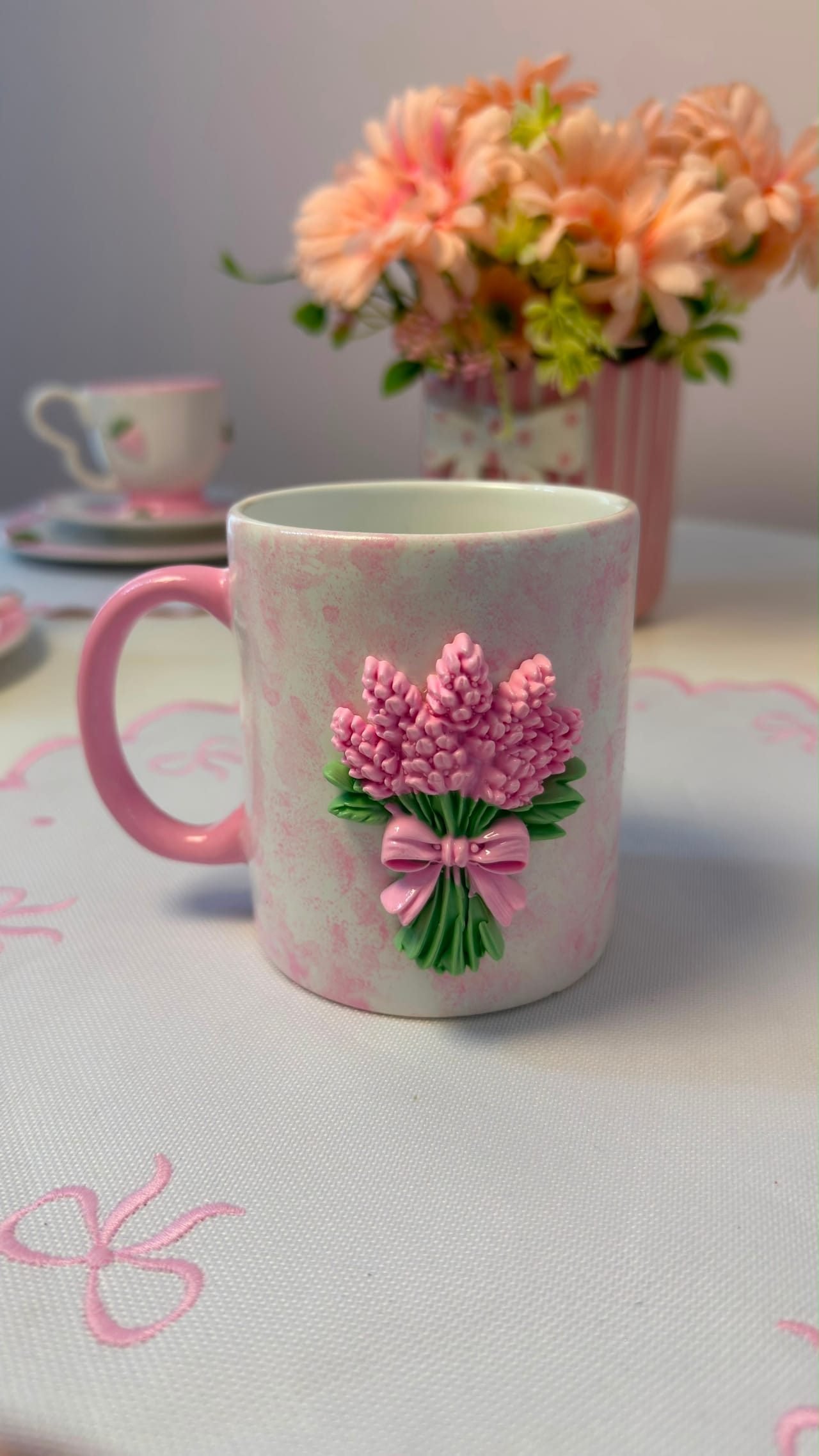 Caneca Decorada com Buquê de Flores Rosa 3D
