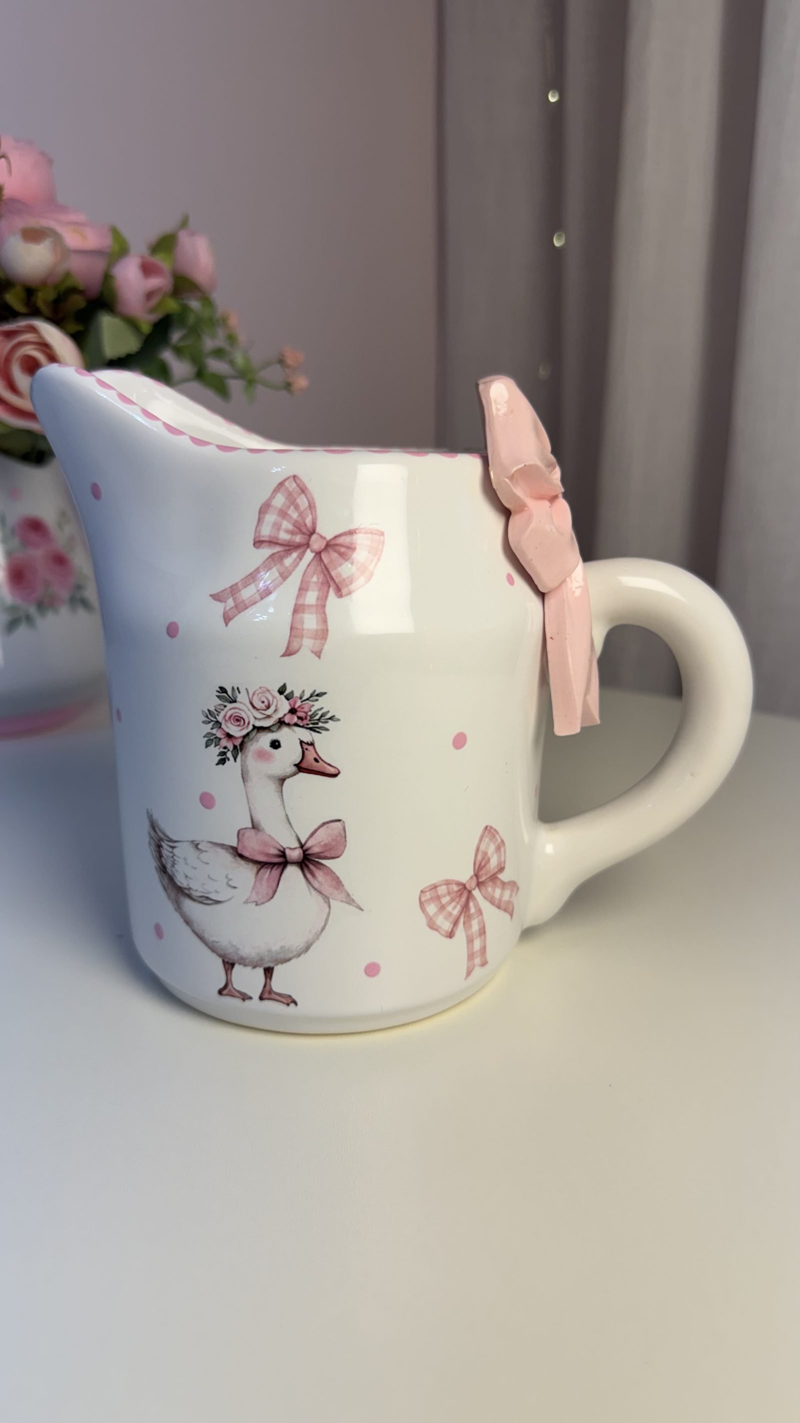 Jarra de Cerâmica Decorativa pato com Flores e Laço Rosa