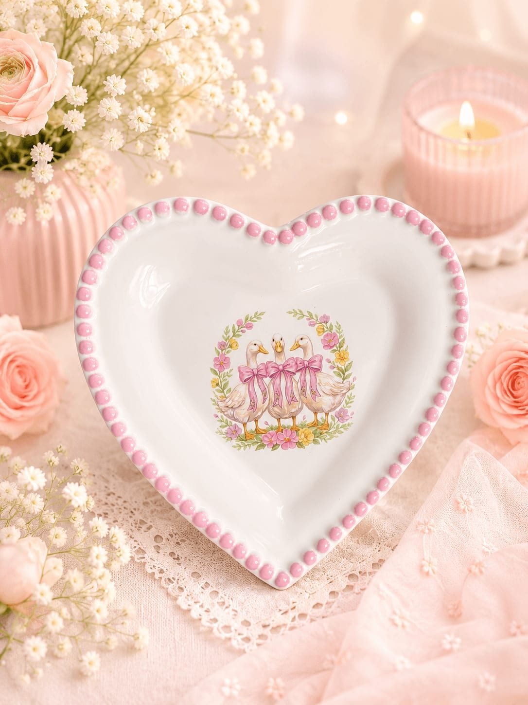 Prato Decorativo Coração com Estampa de Patos e Borda Rosa